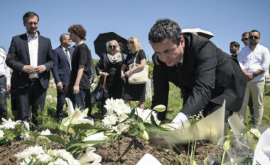 Kurti mori pjesë në ceremoninë e varrimit të akademikut Rexhep Ferri
