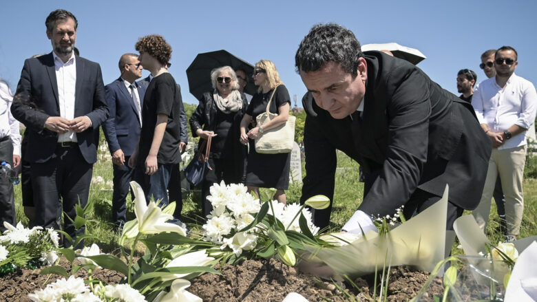 Kurti mori pjesë në ceremoninë e varrimit të akademikut Rexhep Ferri