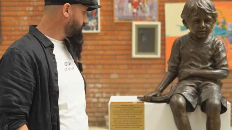 Në Ditën e Çlirimit të Skenderajt vendoset skulptura e Leutrim Ahmetit, shtatëvjeçarit që u vra gjatë luftës nga forcat serbe