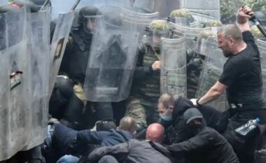 Protestat e dhunshme ndaj KFOR-it në Zveçan, arrestohet një serb i kërkuar nga policia