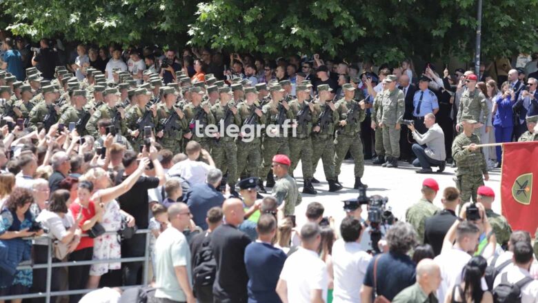 25 vite liri, qytetarët të emocionuar dhe krenarë gjatë parakalimit të Ushtrisë dhe Policisë së Kosovës