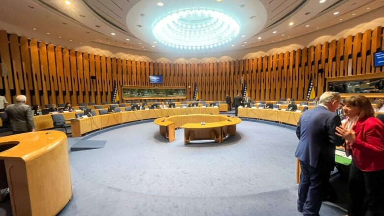 “Me grushte në tavolina e mbyllje të mikrofonave”, Serbia tentoi të ndalë fjalimin e përfaqësuesve të Kosovës gjatë një takimi në BeH