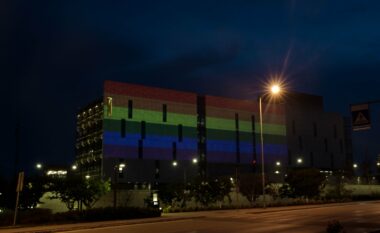 Në mbështetje të dashurisë, ndërtesa e ambasadës amerikane ndriçohet me flamurin e LGBTQI+