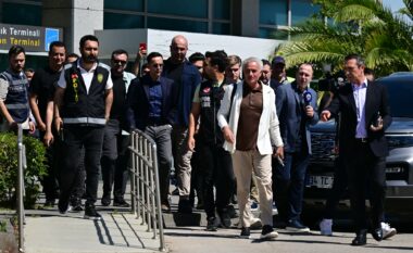 Mourinho zbarkon në Stamboll, zyrtarizimi pas disa orëve