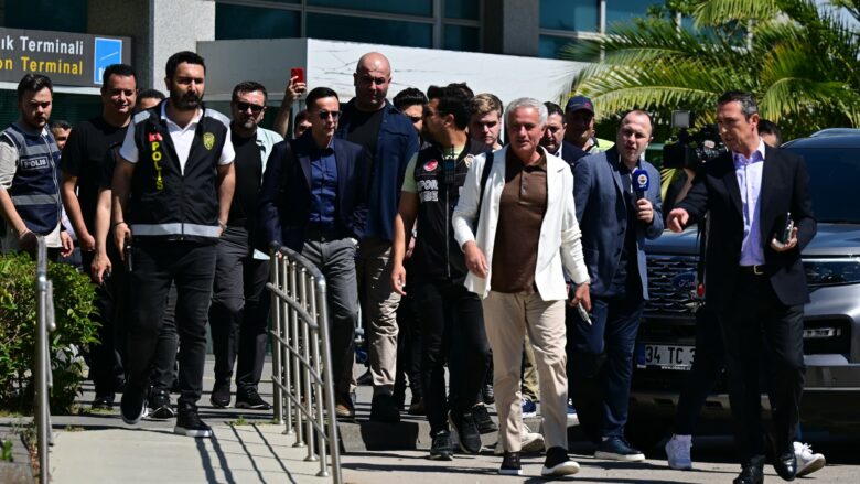 Mourinho zbarkon në Stamboll, zyrtarizimi pas disa orëve