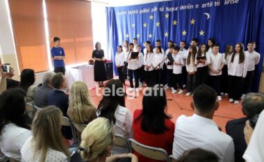 “Yjet dhe hëna ndriçuese” – mësuesja nga Prishtina që vërejti talentin e nxënësve – poezitë dhe esetë e tyre ua përmblodhi në një libër
