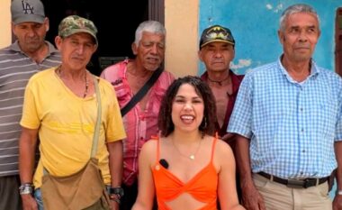 Kolumbiania u zhgënjye nga bashkëmoshatarët dhe iu drejtua pensionistëve: Aktualisht është në lidhje me shtatë persona, ata e paguajnë për gjithçka