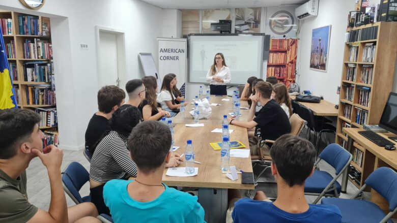 Të rinjtë e Prizrenit dhe të Kukësit shkëmbejnë përvojat në edukimin mediatik