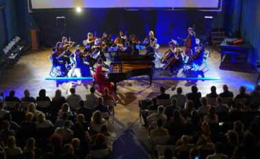 146-vjetori i Lidhjes së Prizrenit, pianistja Lule Elezi dhe Orkestra e Harqeve të Tiranës shkëlqejnë me performancën para prizrenasve