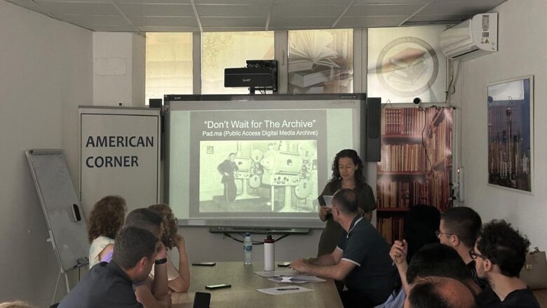 Sezin Romi me ligjëratë në Prizren, tregon përvojat në procesin e arkivimit në institucionin kulturor Salt të Stambollit
