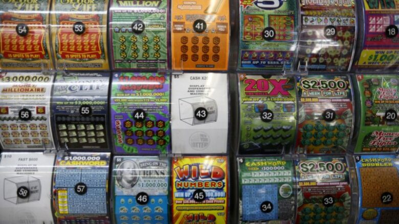 “Kur ta do, ta do”, burri fiton 100 mijë dollarë në lotari – dy vjet më parë kishte fituar dy milionë