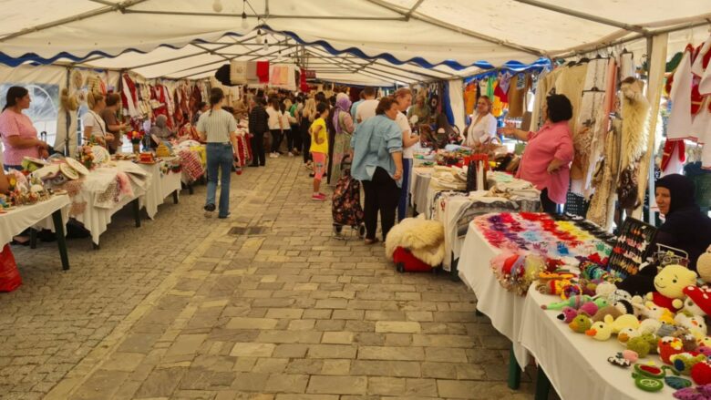 Gratë zejtare shpalosin produktet artizanale në panairin që po mbahet në Prizren