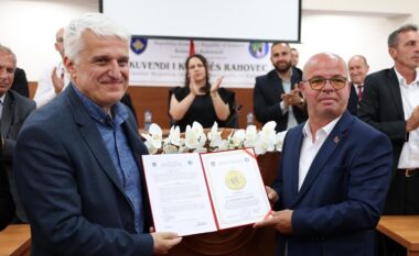 Pandeli Majko shpallet “Qytetar Nderi” i Rahovecit: Detyra ime ishte të mos tradhtoja kombin dhe Kosovën