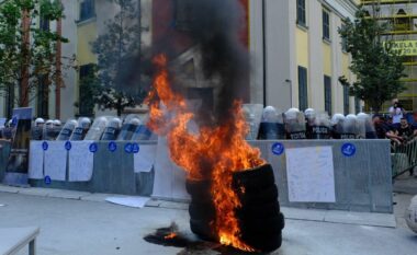 Mbahet protesta e 10-të e opozitës para Bashkisë së Tiranës, u vihet zjarri gomave