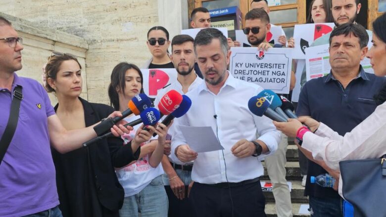 Protestë në Tiranë kundër plagjiaturave të zbuluara në radhët e drejtuesve të univertiteteve publike