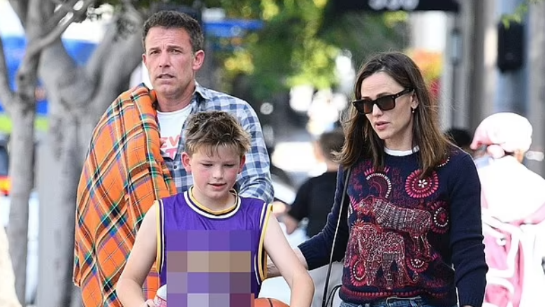 Ben Affleck ribashkohet me ish-bashkëshorten Jennifer Garner, për të mbështetur djalin e tyre në ndeshjen e basketbollit