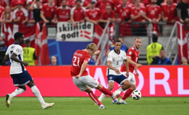 Spektakël në ndeshjen Danimarkë – Angli, dy skuadrat shënojnë – Hjulmand super gol