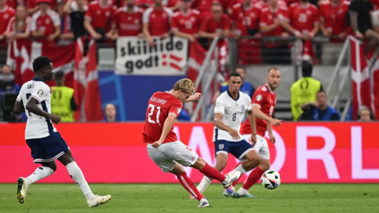 Spektakël në ndeshjen Danimarkë – Angli, dy skuadrat shënojnë – Hjulmand super gol