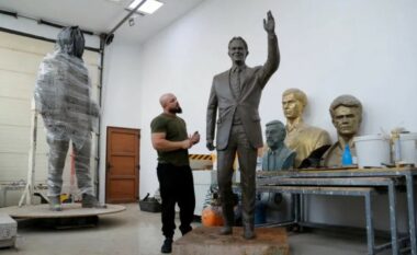 “I kemi hyrë në borxh”, ish-kryeministri britanik Tony Blair me statujë në Ferizaj