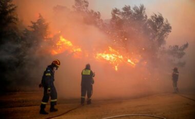 Temperaturat deri në 44 gradë Celsius, Greqia përballet me zjarre - autoritetet paralajmërojnë se situata mund të përkeqësohet edhe më shumë