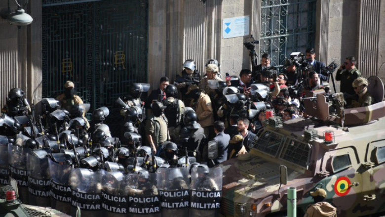 Grusht shteti në Bolivi? Ushtarët sulmojnë pallatin presidencial, presidenti kërkon që të respektohet demokracia