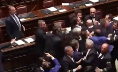 Përleshje në parlamentin italian, një nga deputetët bëhet për ndihmën e shpejtë