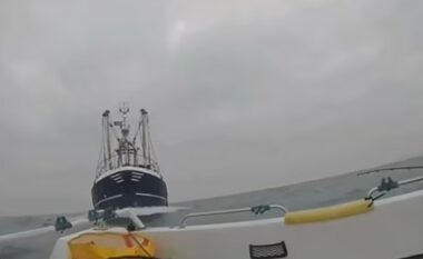 Momenti kur një anije gjigante përplaset për një varkë të vogël - pavarësisht britmave të peshkatarëve në Kanalin Anglez