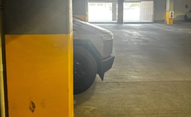 Pronari i Cybertruck thotë se automjeti është është shumë i madh për vendin e tij të parkimit dhe Tesla nuk do ta lejojë ta kthejë ose ta rishesë