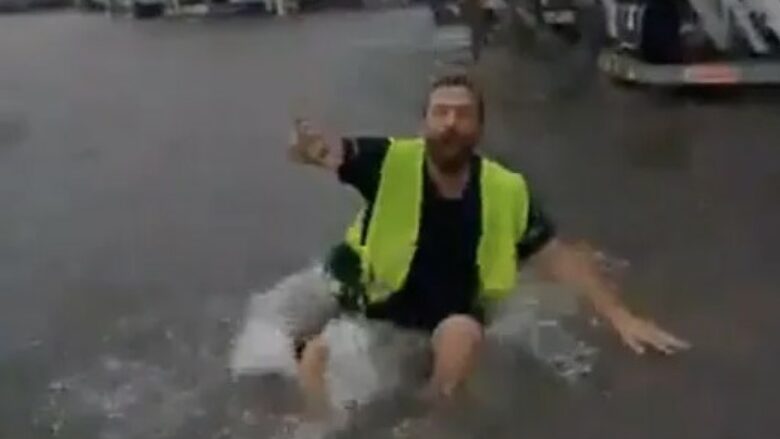 Pas përmbytjeve në aeroportin e Majorkës, dikush gjeti kohë edhe për argëtim