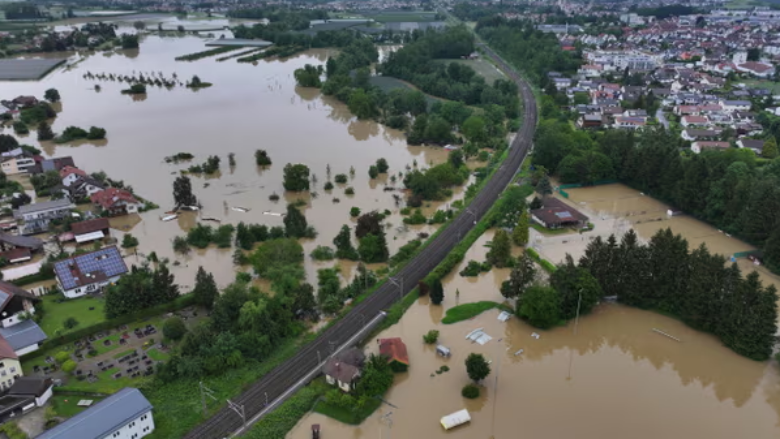 Një zjarrfikës ka vdekur nga përmbytjet në Gjermani