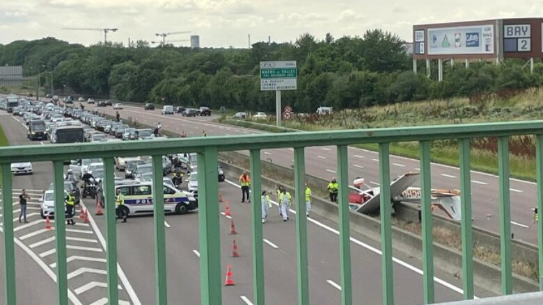 Tre të vdekur pas rrëzimit të një aeroplani të vogël në një autostradë në Francë