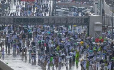 Pas vapës ekstreme, reshjet e shiut “freskojnë” pelegrinët myslimanë që po i kalojnë ditët e fundit të Haxhit