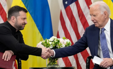 Biden i kërkon falje Zelenskyt për vonesat në miratimin e paketës me ndihma ushtarake për Ukrainën