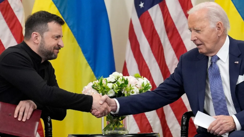 Biden i kërkon falje Zelenskyt për vonesat në miratimin e paketës me ndihma ushtarake për Ukrainën