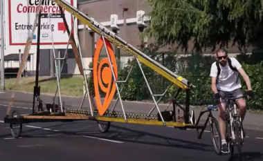 Dy shokë ndërtojnë biçikletën më të gjatë dhe të lëvizshme në botë