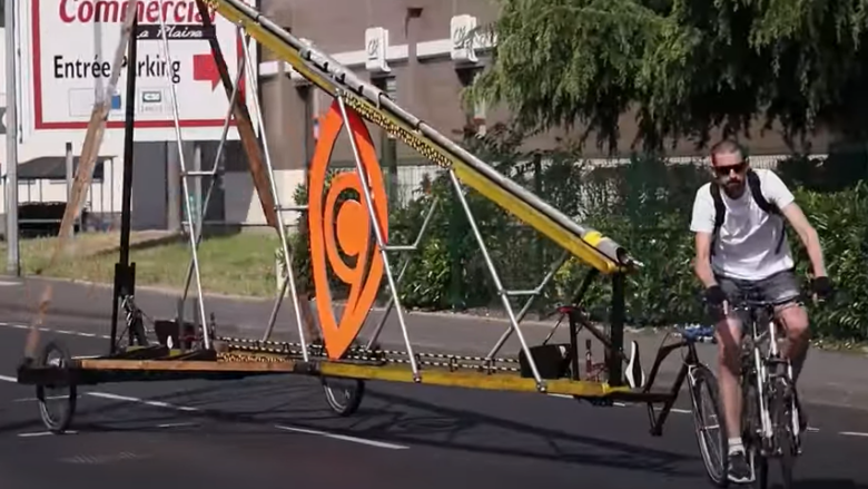 Dy shokë ndërtojnë biçikletën më të gjatë dhe të lëvizshme në botë
