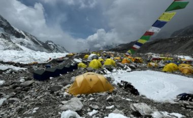 Ndërsa akulli shkrihet, ‘zona e vdekjes’ e Everestit ekspozon trupat e alpinistëve që vdiqën duke ngjitur malin më të lartë në botë