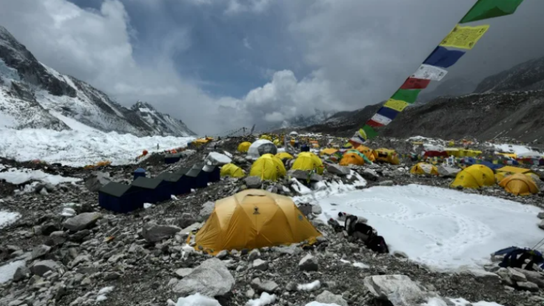 Ndërsa akulli shkrihet, ‘zona e vdekjes’ e Everestit ekspozon trupat e alpinistëve që vdiqën duke ngjitur malin më të lartë në botë