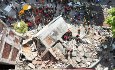 Të paktën një i vdekur dhe tetë të plagosur nga shembja e ndërtesës në Stamboll