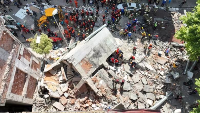 Të paktën një i vdekur dhe tetë të plagosur nga shembja e ndërtesës në Stamboll