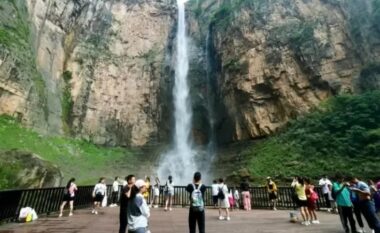 Turistëve ‘iu shit’ si ujëvara më e lartë kineze - shikoni se si u mashtruan miliona vizitorë