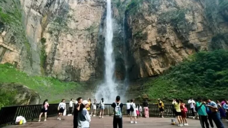 Turistëve ‘iu shit’ si ujëvara më e lartë kineze – shikoni se si u mashtruan miliona vizitorë