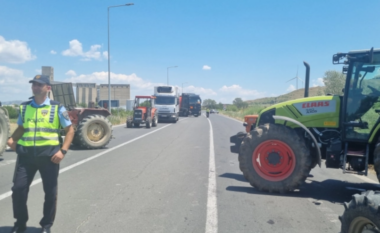 Bujqit bllokojnë rrugën Shtip-Veles, nuk kanë ujë për të ujitur arrat e tyre
