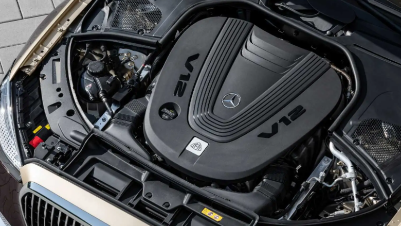 Mercedes po shpenzon shuma të mëdha parash për motorët me benzinë dhe naftë