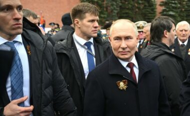Me jelekë anti-plumb në Sheshin e Kuq - Putin frikësohet edhe nga vetë rusët, rrit sigurinë personale