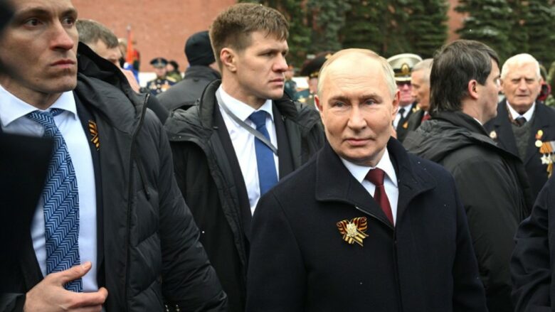 Me jelekë anti-plumb në Sheshin e Kuq – Putin frikësohet edhe nga vetë rusët, rrit sigurinë personale