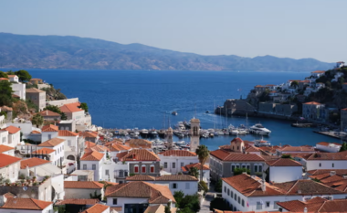 Trembëdhjetë të arrestuar nën akuzat për vënien e zjarrit në ishullin grek