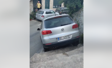 I besoi navigacionit, qytetari serb përfundon me veturë shkallëve të një lagjeje të Ulqinit - pamjet bëhen virale