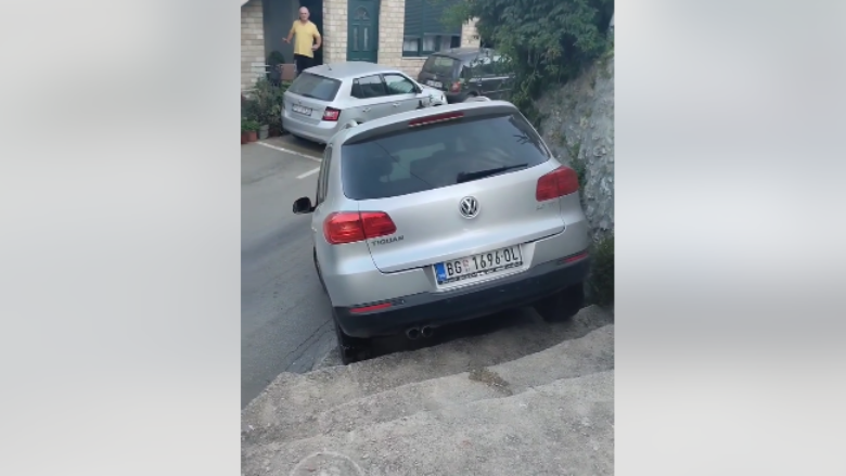 I besoi navigacionit, qytetari serb përfundon me veturë shkallëve të një lagjeje të Ulqinit – pamjet bëhen virale