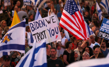 Rreth 120 mijë protestues në Tel Aviv i bëjnë thirrje Netanyahut të miratojë marrëveshjen e armëpushimit të përshkruar nga SHBA-ja